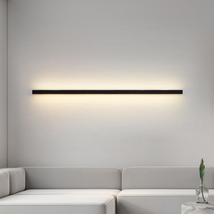 Moderne minimalistische LED-Wandleuchte aus Aluminium und Acryl in langer Streifenform für das Wohnzimmer 