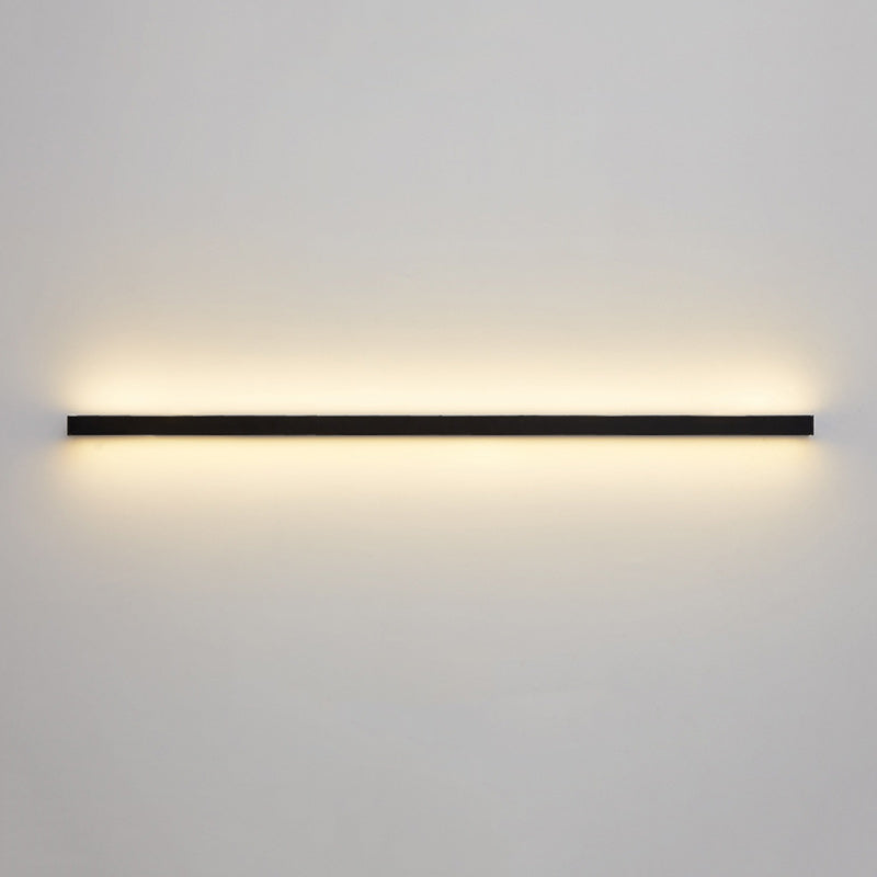 Moderne minimalistische LED-Wandleuchte aus Aluminium und Acryl in langer Streifenform für das Wohnzimmer 