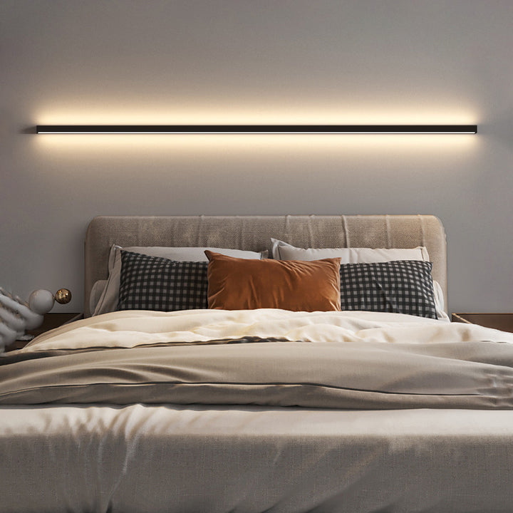 Moderne minimalistische LED-Wandleuchte aus Aluminium und Acryl in langer Streifenform für das Wohnzimmer 