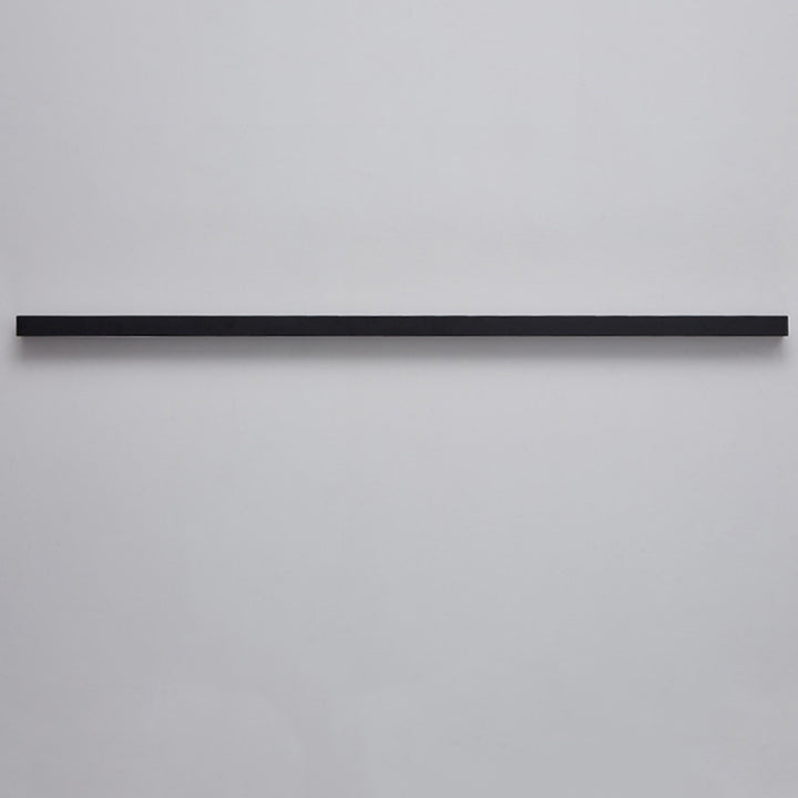 Moderne minimalistische LED-Wandleuchte aus Aluminium und Acryl in langer Streifenform für das Wohnzimmer 