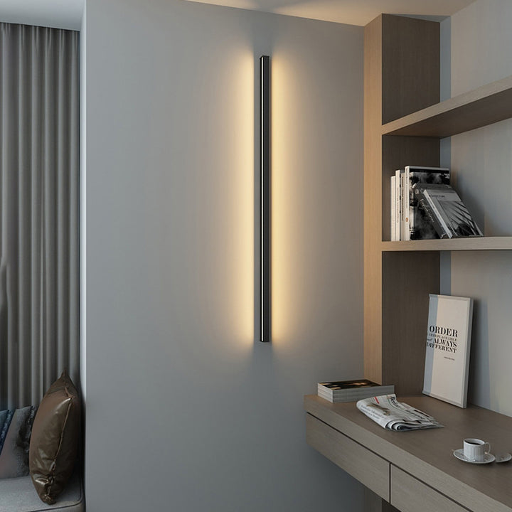 Moderne minimalistische LED-Wandleuchte aus Aluminium und Acryl in langer Streifenform für das Wohnzimmer 