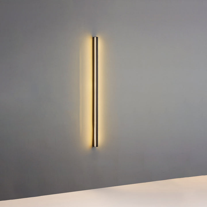 Moderne minimalistische LED-Wandleuchte aus Aluminium und Acryl in langer Streifenform für das Wohnzimmer 
