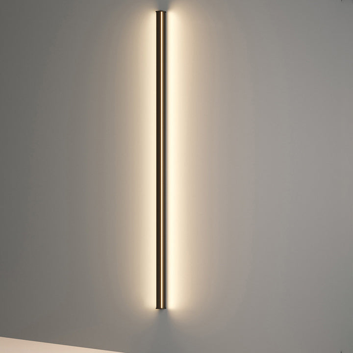 Moderne minimalistische LED-Wandleuchte aus Aluminium und Acryl in langer Streifenform für das Wohnzimmer 
