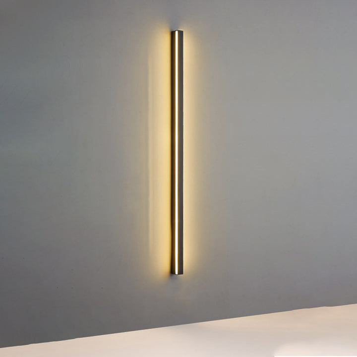 Moderne minimalistische LED-Wandleuchte aus Aluminium und Acryl in langer Streifenform für das Wohnzimmer 