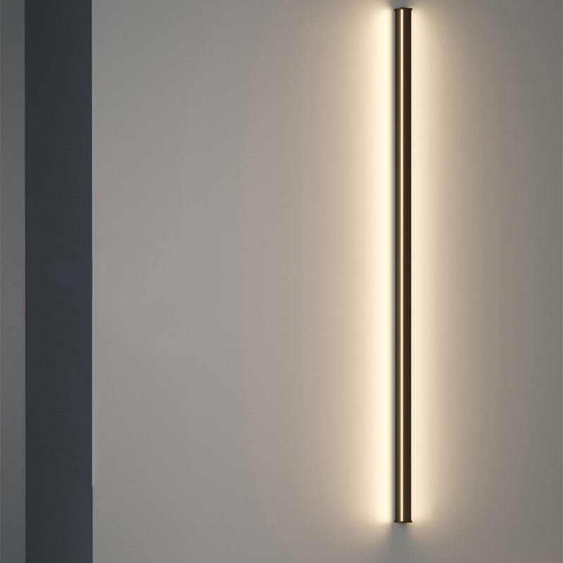 Moderne minimalistische LED-Wandleuchte aus Aluminium und Acryl in langer Streifenform für das Wohnzimmer 