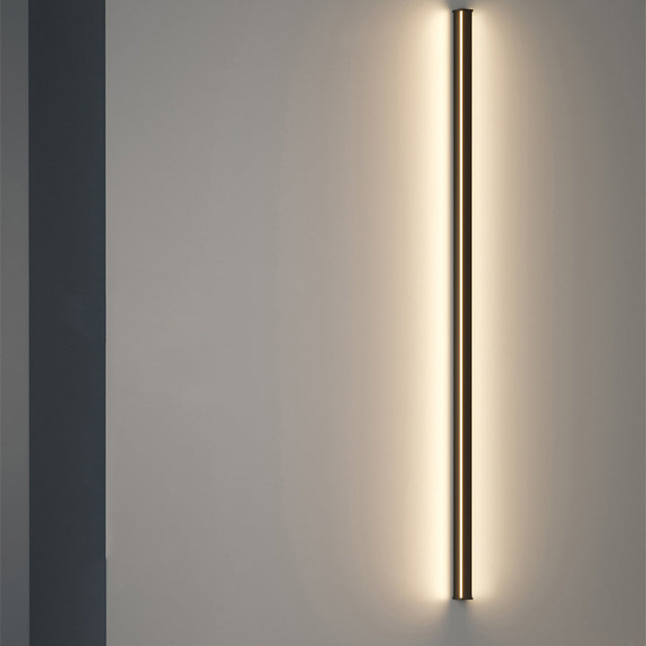 Moderne minimalistische LED-Wandleuchte aus Aluminium und Acryl in langer Streifenform für das Wohnzimmer 
