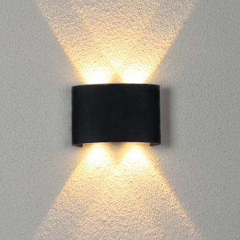 مصباح جداري LED مقاوم للماء من الألمنيوم والأكريليك بتصميم حديث وبسيط للباحات الخارجية 