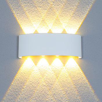 مصباح جداري LED مقاوم للماء من الألمنيوم والأكريليك بتصميم حديث وبسيط للباحات الخارجية 
