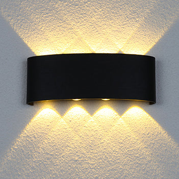مصباح جداري LED مقاوم للماء من الألمنيوم والأكريليك بتصميم حديث وبسيط للباحات الخارجية 
