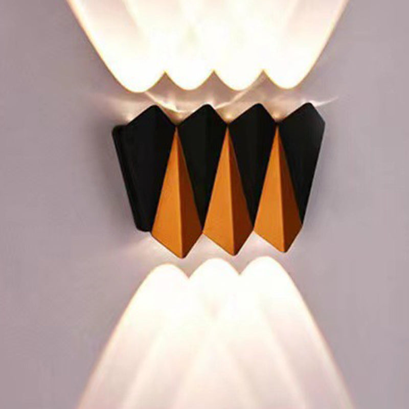 مصباح حائط LED مقاوم للماء من الألومنيوم بتصميم بسيط وحديث متعدد الأضلاع للباحات الخارجية 