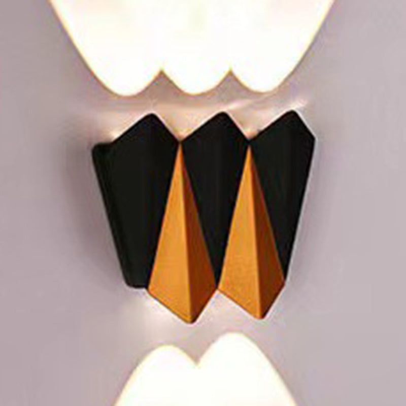 مصباح حائط LED مقاوم للماء من الألومنيوم بتصميم بسيط وحديث متعدد الأضلاع للباحات الخارجية 