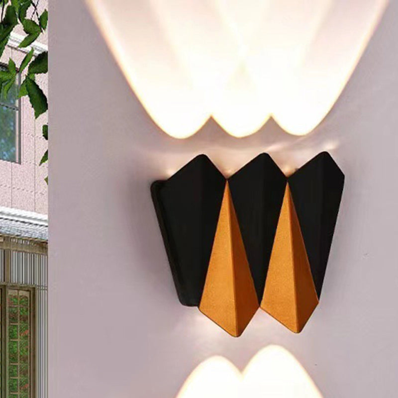 مصباح حائط LED مقاوم للماء من الألومنيوم بتصميم بسيط وحديث متعدد الأضلاع للباحات الخارجية 