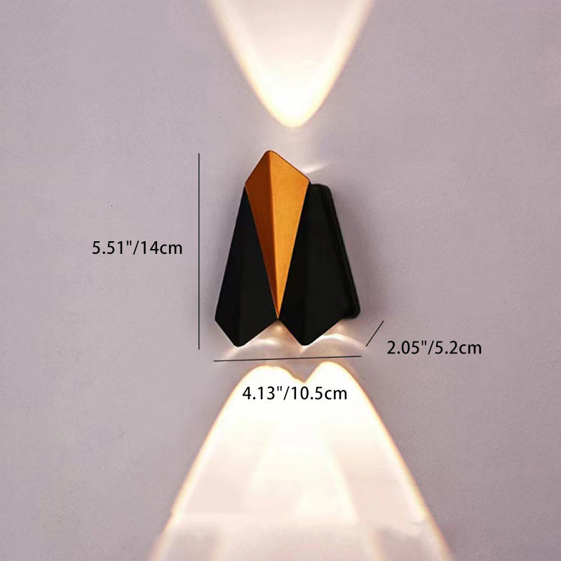 مصباح حائط LED مقاوم للماء من الألومنيوم بتصميم بسيط وحديث متعدد الأضلاع للباحات الخارجية 