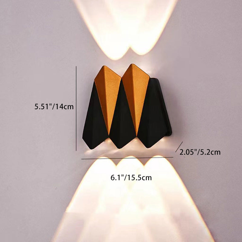 مصباح حائط LED مقاوم للماء من الألومنيوم بتصميم بسيط وحديث متعدد الأضلاع للباحات الخارجية 
