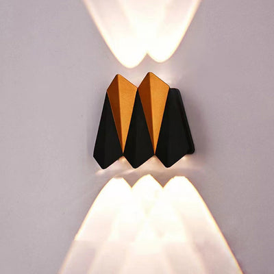 مصباح حائط LED مقاوم للماء من الألومنيوم بتصميم بسيط وحديث متعدد الأضلاع للباحات الخارجية 