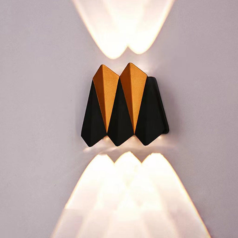 مصباح حائط LED مقاوم للماء من الألومنيوم بتصميم بسيط وحديث متعدد الأضلاع للباحات الخارجية 