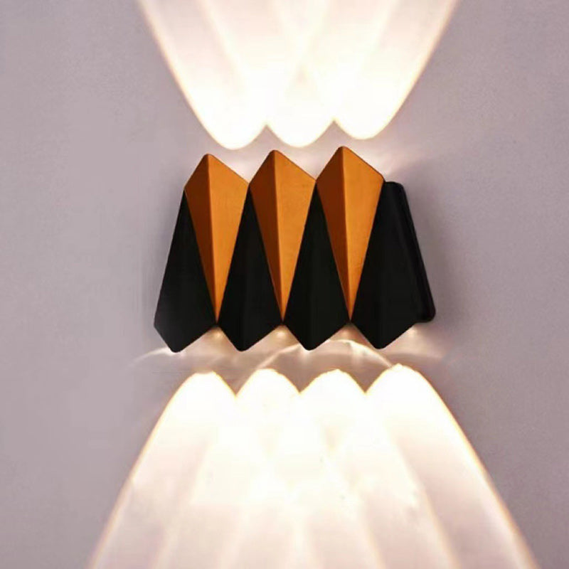 مصباح حائط LED مقاوم للماء من الألومنيوم بتصميم بسيط وحديث متعدد الأضلاع للباحات الخارجية 
