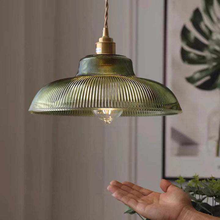 Suspension lumineuse contemporaine en laiton avec verre à rayures en forme de chapeau nordique 1 - Lumière pour salon 