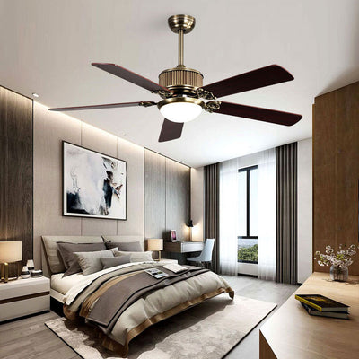 Zeitgenössischer nordischer Deckenventilator mit fünf Flügeln aus Kupfer, Holz und Glas mit LED-Abwärtstangen für das Wohnzimmer 