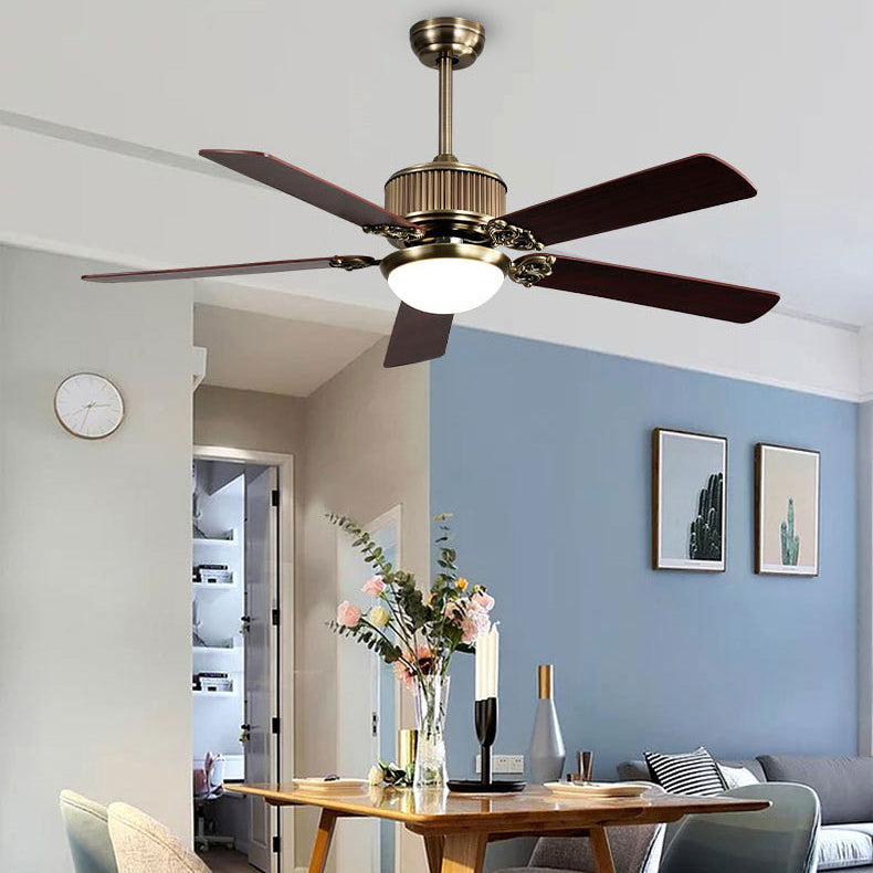 Zeitgenössischer nordischer Deckenventilator mit fünf Flügeln aus Kupfer, Holz und Glas mit LED-Abwärtstangen für das Wohnzimmer 