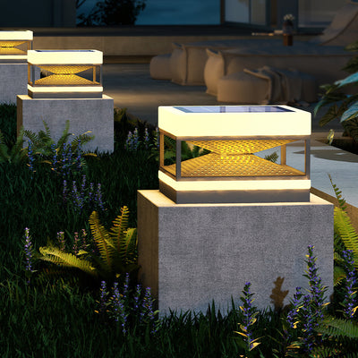Lumière de poteau extérieure LED cubique carrée en acier inoxydable solaire étanche industrielle contemporaine pour patio extérieur 