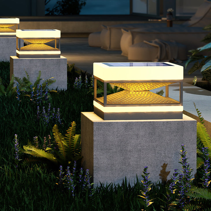 Lumière de poteau extérieure LED cubique carrée en acier inoxydable solaire étanche industrielle contemporaine pour patio extérieur 