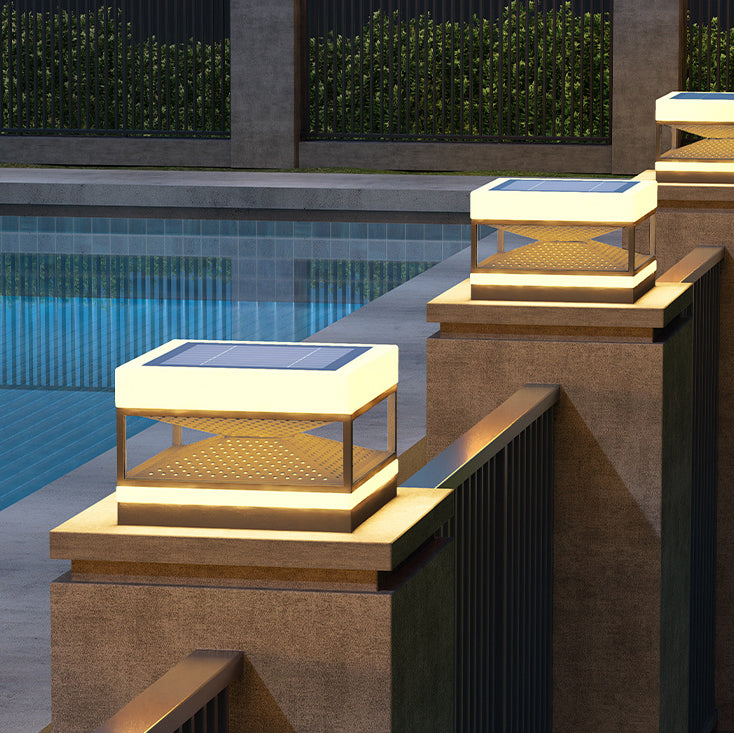 Lumière de poteau extérieure LED cubique carrée en acier inoxydable solaire étanche industrielle contemporaine pour patio extérieur 