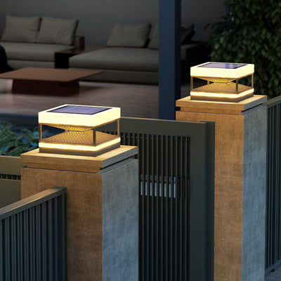 Lumière de poteau extérieure LED cubique carrée en acier inoxydable solaire étanche industrielle contemporaine pour patio extérieur 