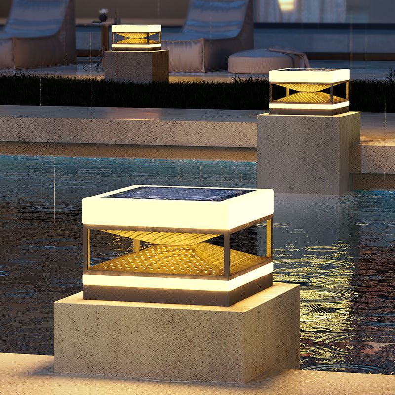 Lumière de poteau extérieure LED cubique carrée en acier inoxydable solaire étanche industrielle contemporaine pour patio extérieur 