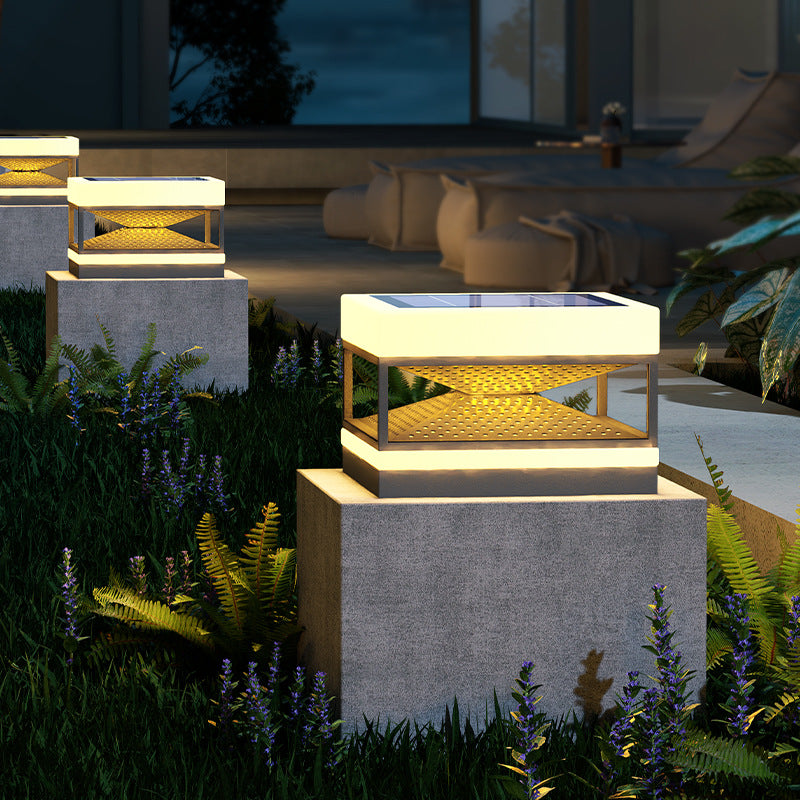 Lumière de poteau extérieure LED cubique carrée en acier inoxydable solaire étanche industrielle contemporaine pour patio extérieur 