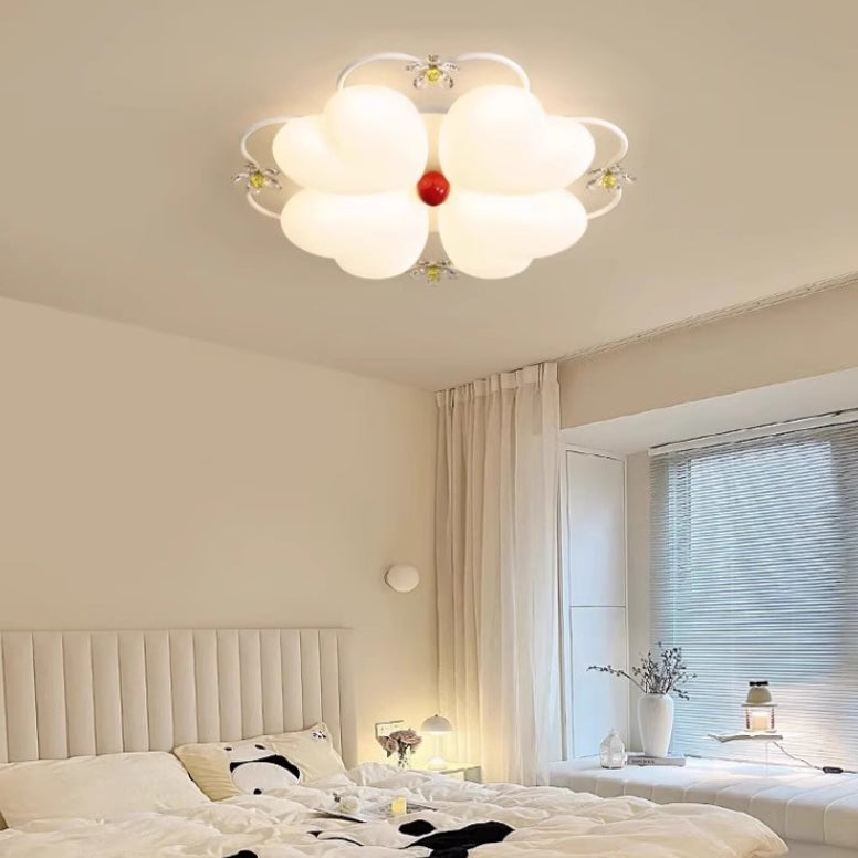 ضوء سقف متدفق LED بتصميم قلب من الأكريليك والحديد PE مع خياطة زهور كريم نوردية معاصرة لغرفة النوم 