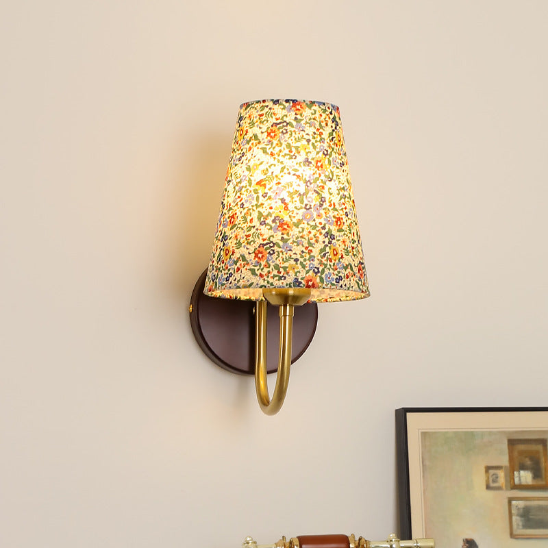 Zeitgenössische Retro-Blumenmuster Massivholz Hardware PVC Stoff Lampenschirm 1-Licht Wandleuchte für Wohnzimmer 
