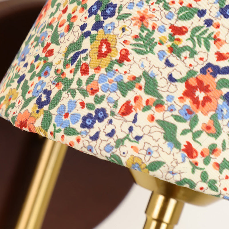 Zeitgenössische Retro-Blumenmuster Massivholz Hardware PVC Stoff Lampenschirm 1-Licht Wandleuchte für Wohnzimmer 
