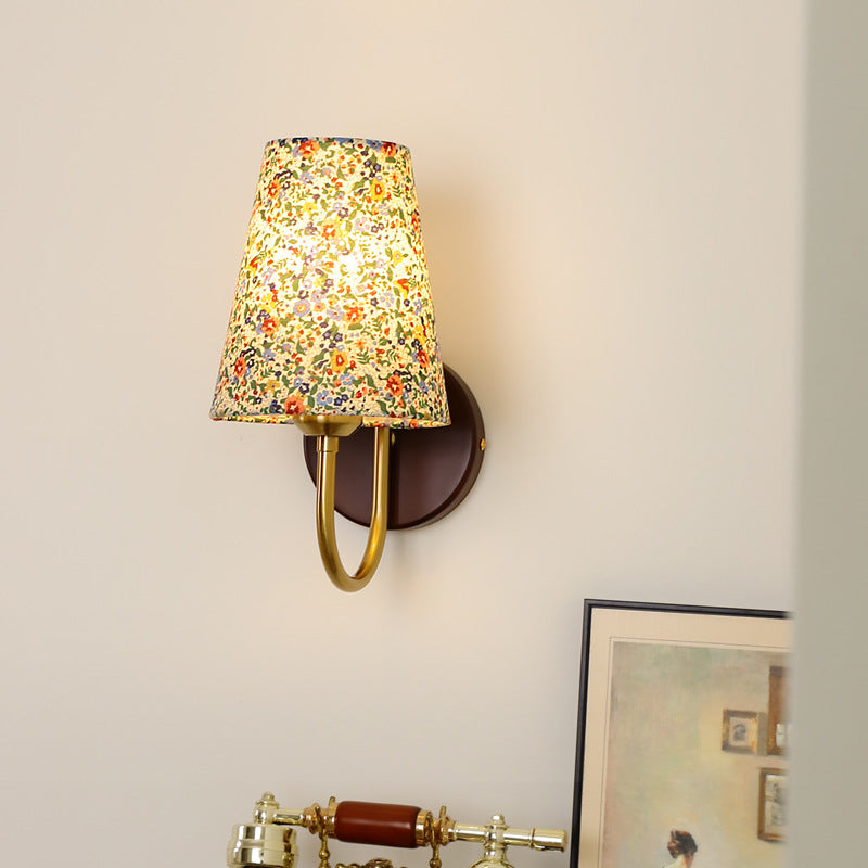Zeitgenössische Retro-Blumenmuster Massivholz Hardware PVC Stoff Lampenschirm 1-Licht Wandleuchte für Wohnzimmer 
