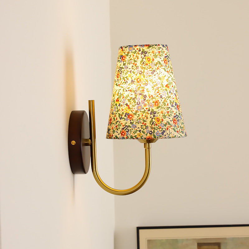 Zeitgenössische Retro-Blumenmuster Massivholz Hardware PVC Stoff Lampenschirm 1-Licht Wandleuchte für Wohnzimmer 