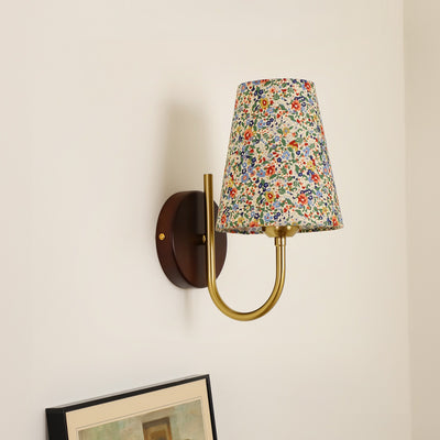 Zeitgenössische Retro-Blumenmuster Massivholz Hardware PVC Stoff Lampenschirm 1-Licht Wandleuchte für Wohnzimmer 