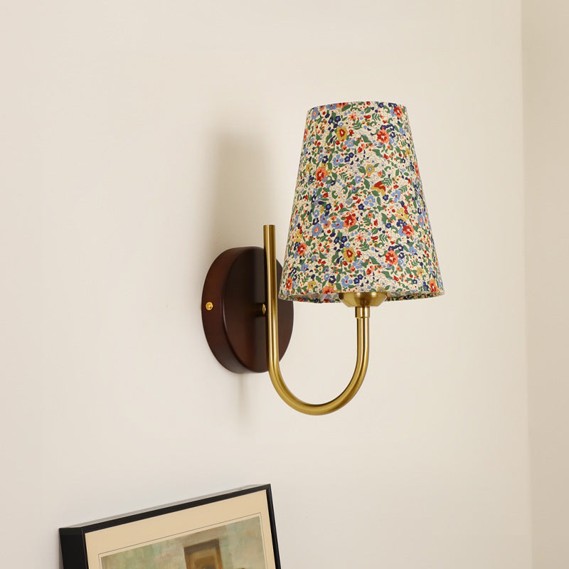 Zeitgenössische Retro-Blumenmuster Massivholz Hardware PVC Stoff Lampenschirm 1-Licht Wandleuchte für Wohnzimmer 