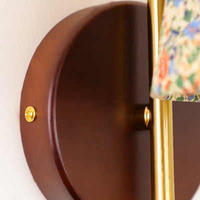 Zeitgenössische Retro-Blumenmuster Massivholz Hardware PVC Stoff Lampenschirm 1-Licht Wandleuchte für Wohnzimmer 