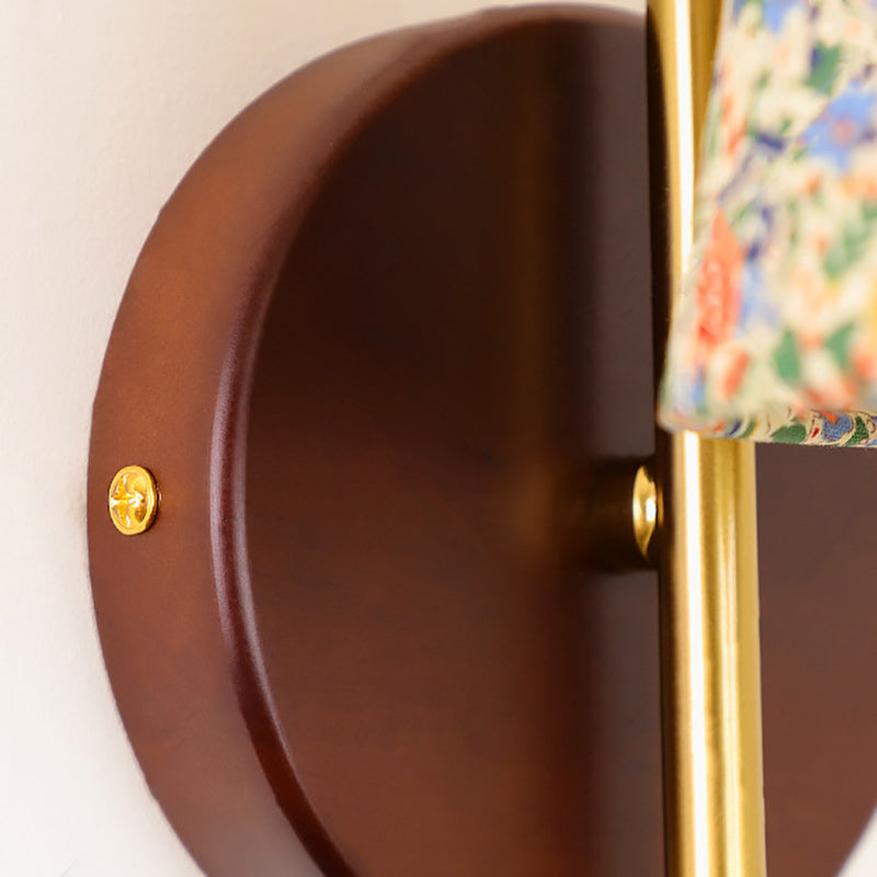 Zeitgenössische Retro-Blumenmuster Massivholz Hardware PVC Stoff Lampenschirm 1-Licht Wandleuchte für Wohnzimmer 