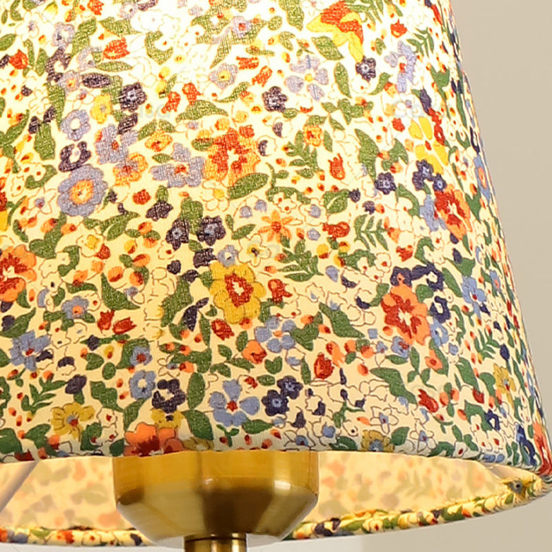 Zeitgenössische Retro-Blumenmuster Massivholz Hardware PVC Stoff Lampenschirm 1-Licht Wandleuchte für Wohnzimmer 