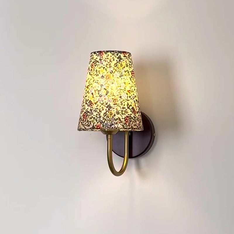 Zeitgenössische Retro-Blumenmuster Massivholz Hardware PVC Stoff Lampenschirm 1-Licht Wandleuchte für Wohnzimmer 