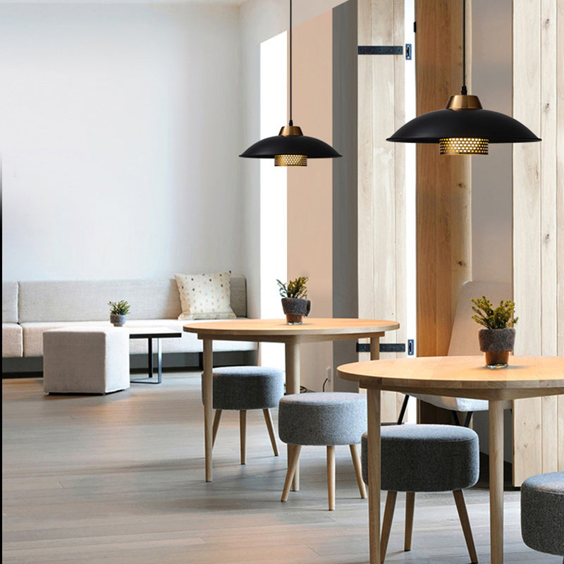 Zeitgenössische skandinavische Lampenschirm aus Aluminium und Eisen in Schalenform 1 - Licht Pendelleuchte für Esszimmer 