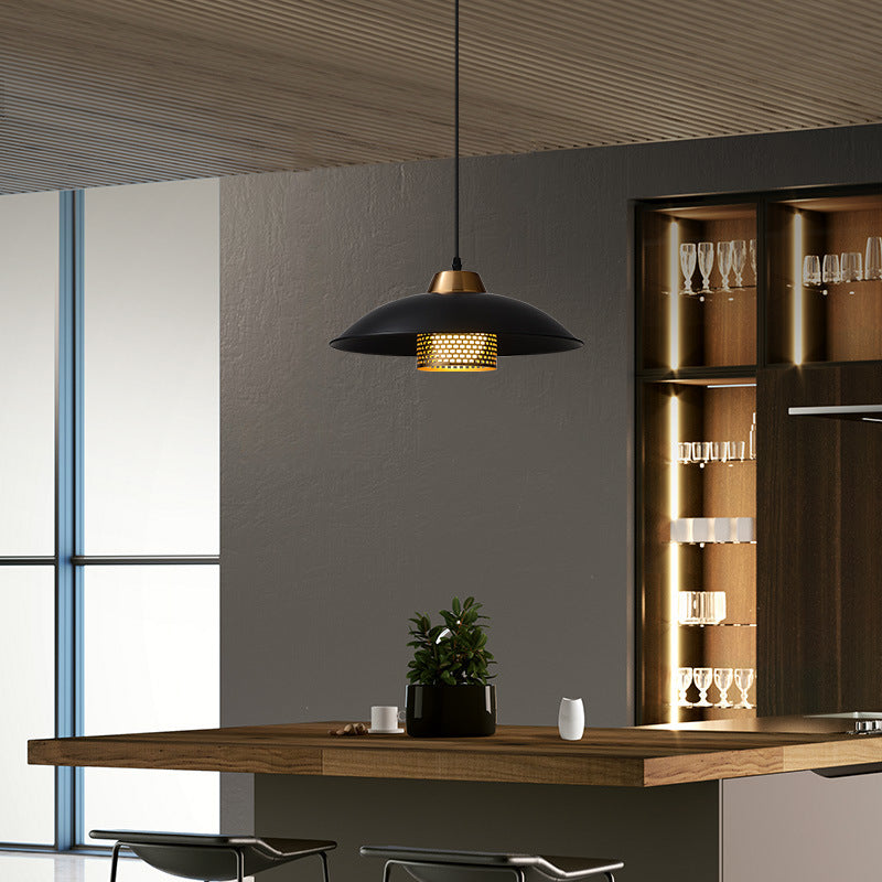Zeitgenössische skandinavische Lampenschirm aus Aluminium und Eisen in Schalenform 1 - Licht Pendelleuchte für Esszimmer 