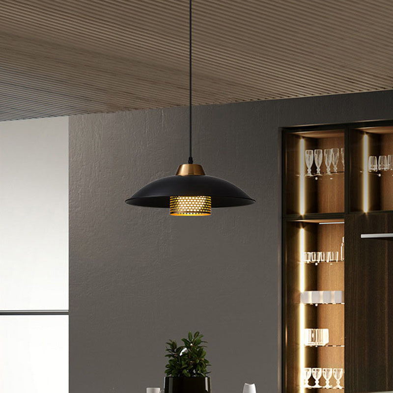 Zeitgenössische skandinavische Lampenschirm aus Aluminium und Eisen in Schalenform 1 - Licht Pendelleuchte für Esszimmer 