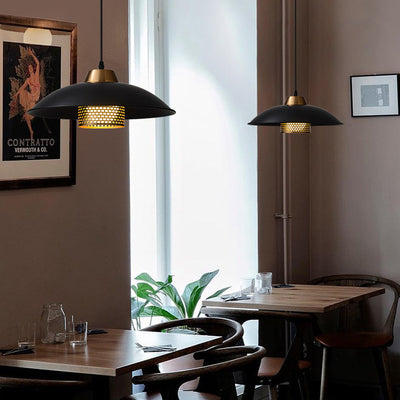 Zeitgenössische skandinavische Lampenschirm aus Aluminium und Eisen in Schalenform 1 - Licht Pendelleuchte für Esszimmer 