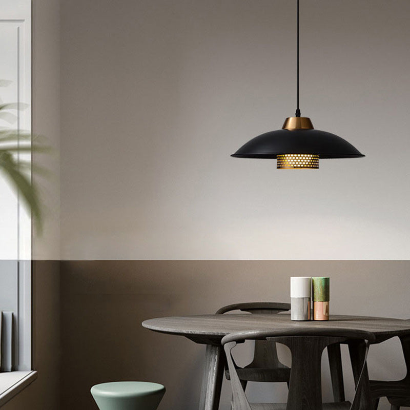 Zeitgenössische skandinavische Lampenschirm aus Aluminium und Eisen in Schalenform 1 - Licht Pendelleuchte für Esszimmer 