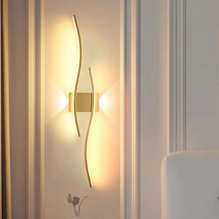 Applique murale LED en fer et acrylique à longue courbe moderne minimaliste pour salon 