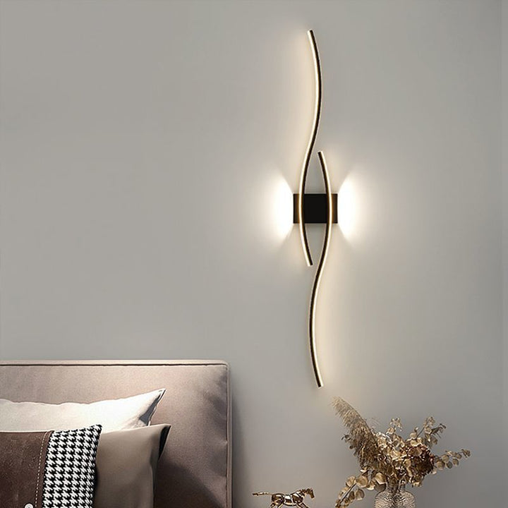 Applique murale LED en fer et acrylique à longue courbe moderne minimaliste pour salon 