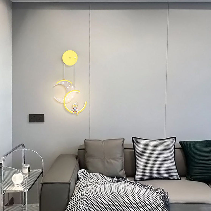 Zeitgenössische nordische Astronaut Mond Sterne Muster Acryl Eisen LED Wandleuchte für Wohnzimmer 