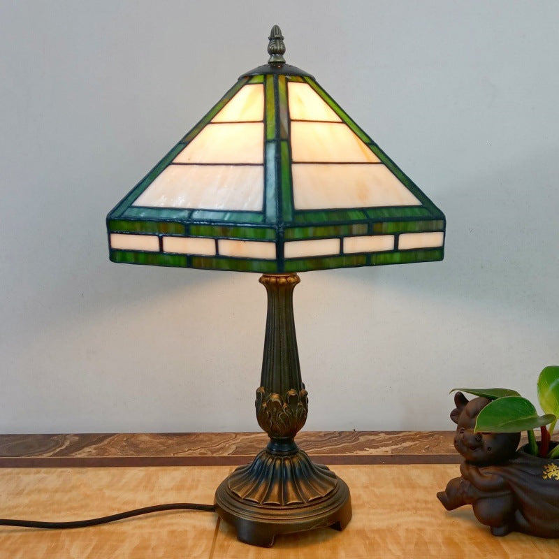 Lampe de table à 1 lumière avec abat-jour conique en verre à grille et base en résine vintage traditionnelle pour salon 